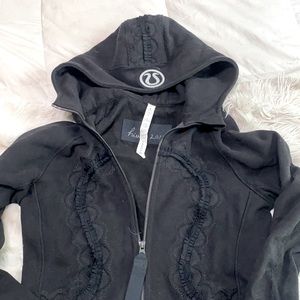 Lulu sIze 6 long sleeve black almost new zip up